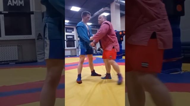 Техника борьбы самбо. Бросок через голову от отключенных рук противника. смотреть онлайн