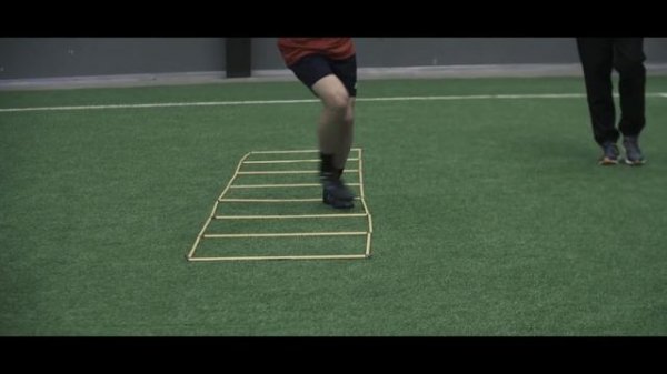 LEARN TO RUN FASTER WITH THE FOOTBALL | how to improve your speed