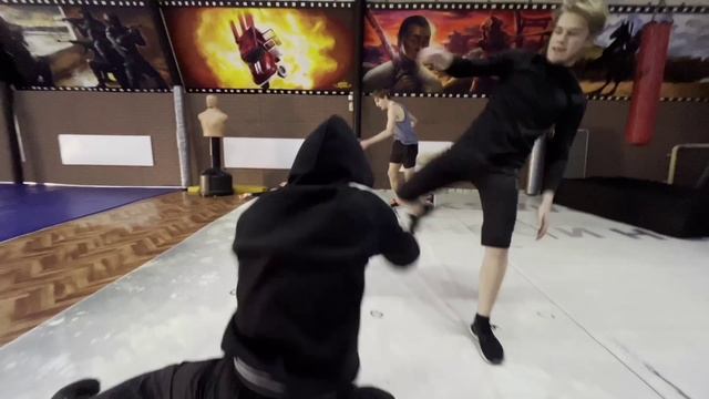 Трое на одного смотреть онлайн