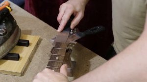 Уроки по ремонту гитар - Замена анкера. Часть первая - Снятие накладки