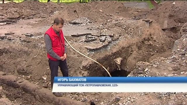 Во дворе дома в Перми выкопали и откачали 4 кубометра мазута смотреть онлайн
