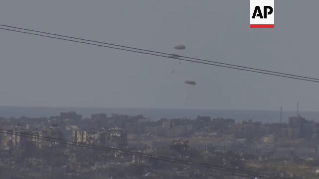 Further air drops parachuted in to Gaza Strip смотреть онлайн
