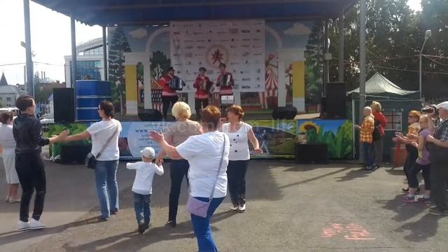 Фестиваль скандинавской ходьбы в парке Кирова. Ансамбль Нива из Сарапула. Ижевск 26 августа 2017 смотреть онлайн