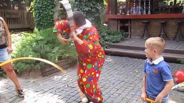 Уча детей, клоун показывает что и сам это умеет делать, прыгать через кольца. смотреть онлайн