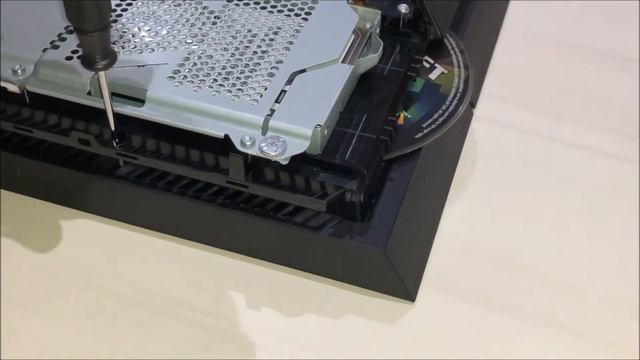 How to Manually Eject a Stuck Disc in a PS4 CUH 1000 Series смотреть онлайн