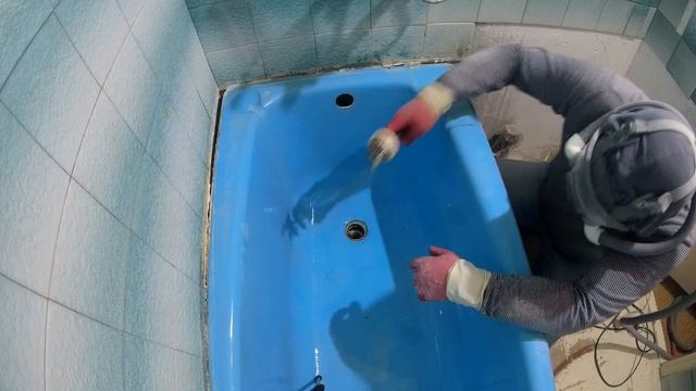 Загрунтовал острые углы синей ванны. смотреть онлайн