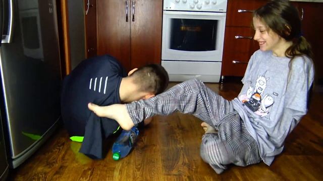 ЭКСТРЕМАЛЬНЫЙ ЧЕЛЛЕНДЖ БЕЗ РУК | ПРИГОТОВЬ ЕДУ БЕЗ РУК | NO HANDS CHALLENGE смотреть онлайн