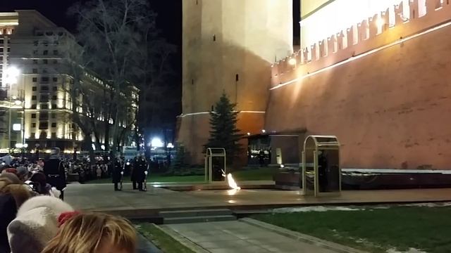 Смена почетного караула у Вечного огня, Москва, Кремль, 1 января 2014 смотреть онлайн