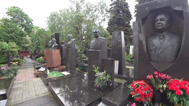 Novodevichy Cemetery is the most famous cemetery in Russia смотреть онлайн