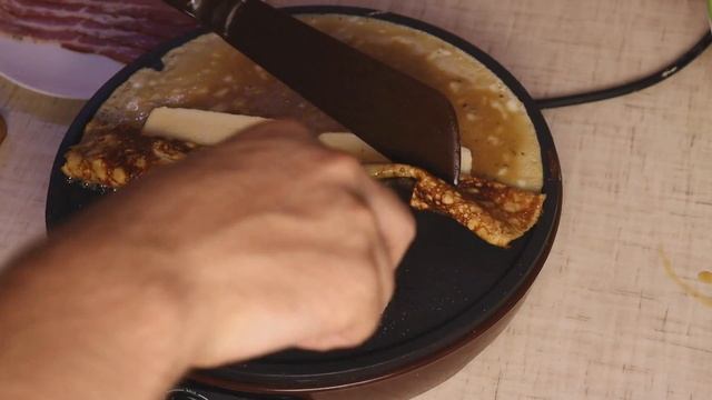 Популярный вкусный японский омлет томаго (яичный рулет) беконом и сыром на блинной сковороде смотреть онлайн