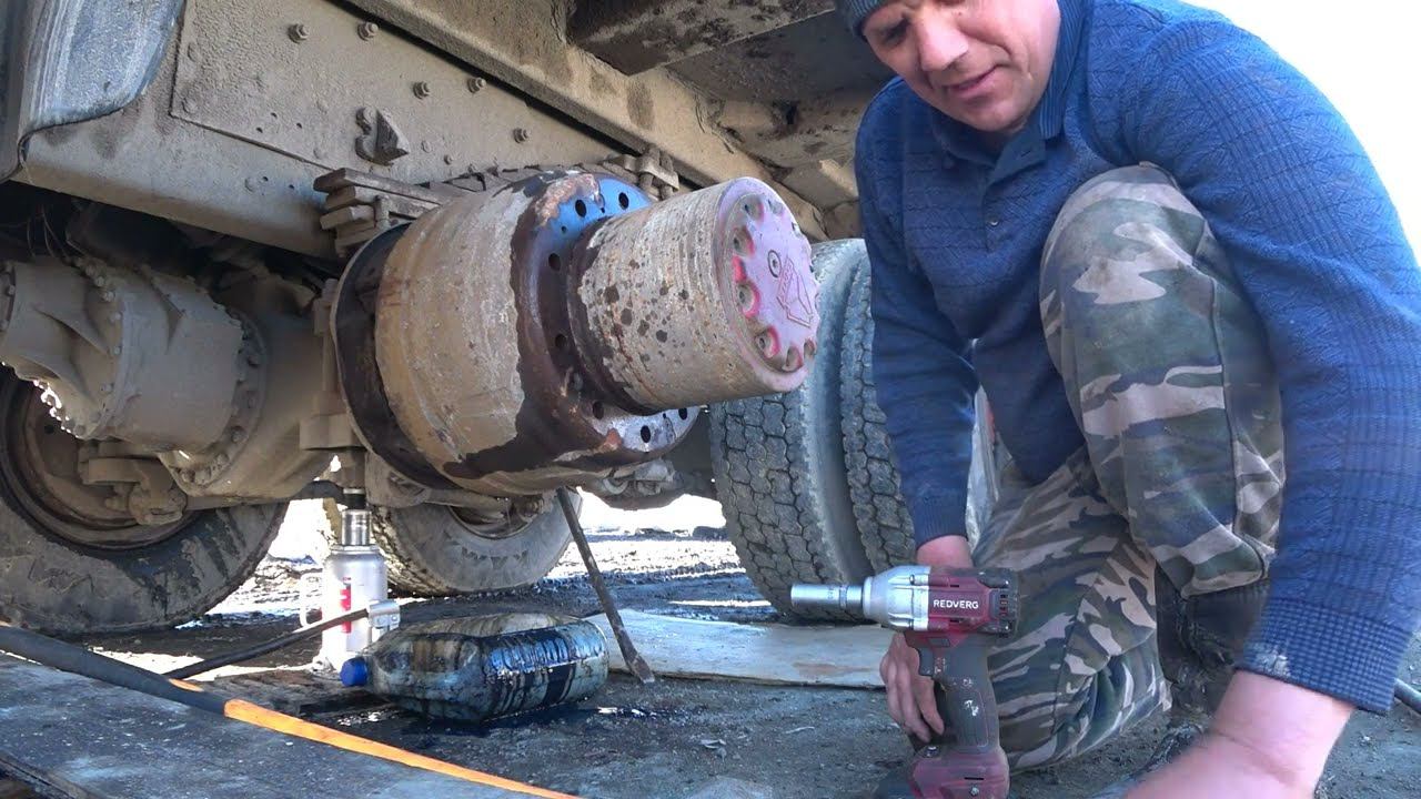 HOWO СНИМАЮ СТУПИЦЫ КЛЕПАЮ НАКЛАДКИ . ГОТОВЛЮСЬ К СЕЗОНУ