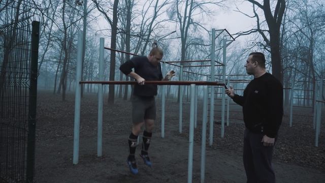 Пан Артем - отжимания на брусьях. Лифтер воркаут. смотреть онлайн