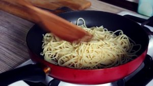 ГОТОВИМ ПРОСТО #9: СПАГЕТТИ С СОУСОМ И ПЛАВЛЕНЫМ СЫРОМ