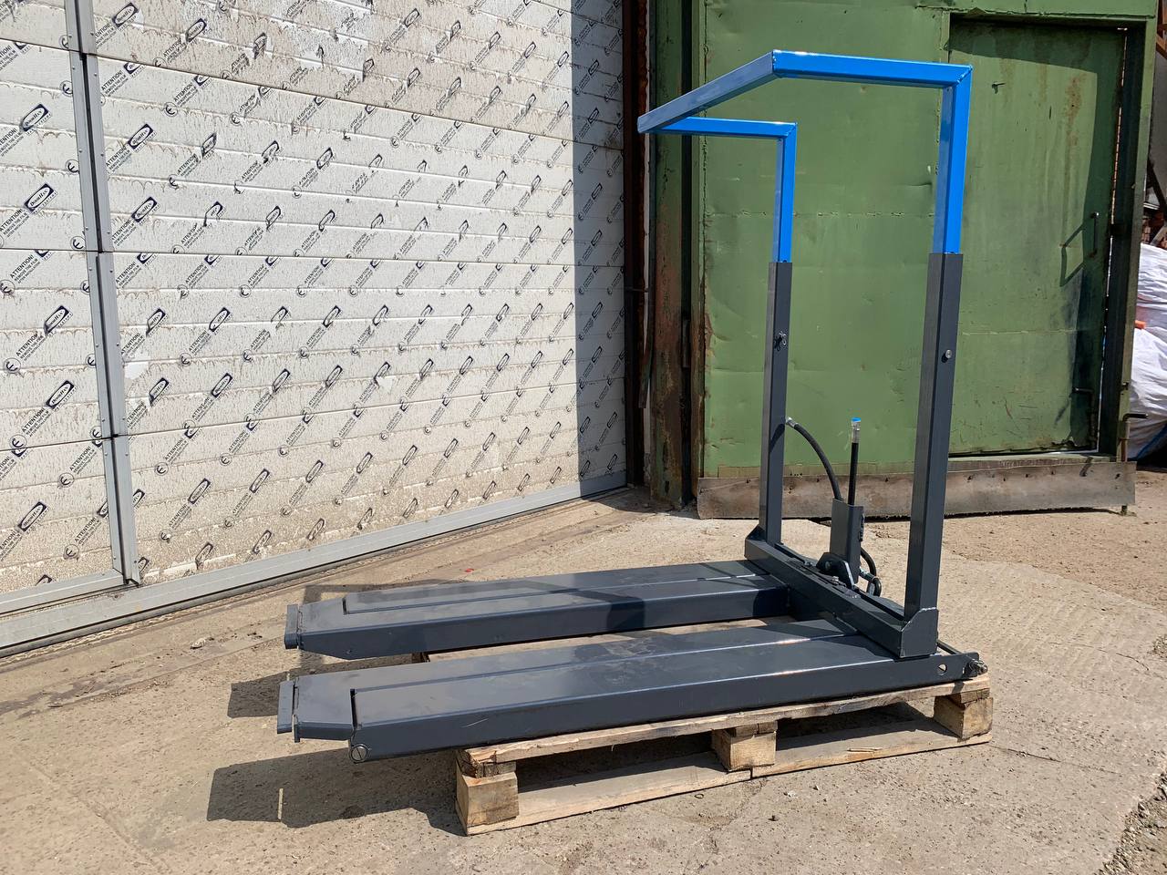 Опрокидыватель контейнеров гидравлический (вилочный) смотреть онлайн