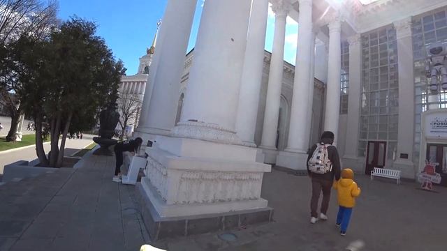 1 мая на ВДНХ. Красивое метро, золотой фонтан и робостанция. В Москве распустились цветы. смотреть онлайн