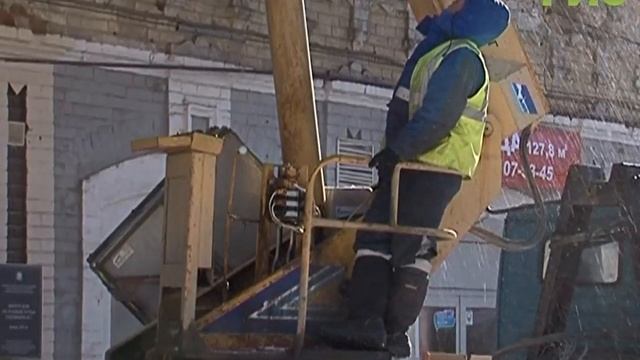 В Самарском и Ленинском районах полным ходом идет уборка снега и сбивание сосулек с крыш домов смотреть онлайн