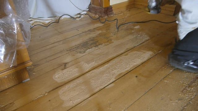 Как удалить краску и лак с деревянного пола алмазной фрезой.Preparing old floors for sanding. смотреть онлайн