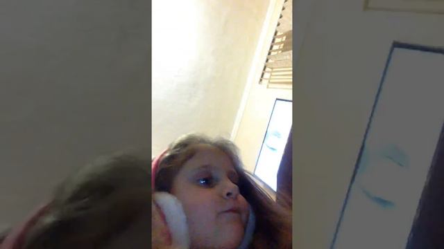 Девочка показывает свои вещички