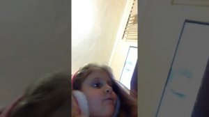 Девочка показывает свои вещички