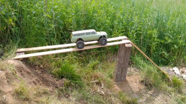 [Трофи] Построил трофи трассу из камней и дерева! Катаем Vaterra Ascender 1972 Chevy Suburban смотреть онлайн