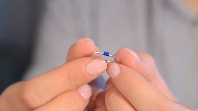 Стильное серебряное кольцо с фианитом смотреть онлайн