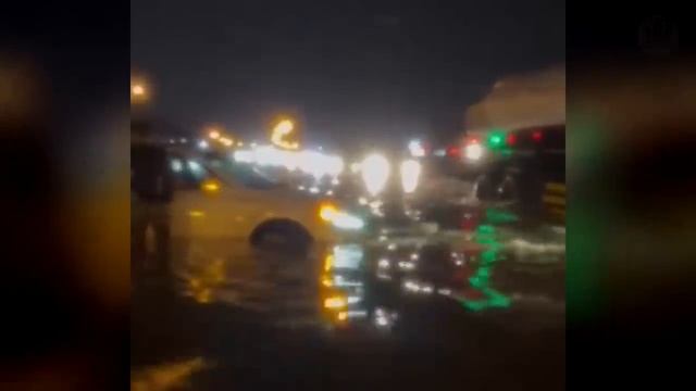 Heaven has fallen on Mecca! People are blown away by the wind, storm and flooding in Saudi Arabia смотреть онлайн