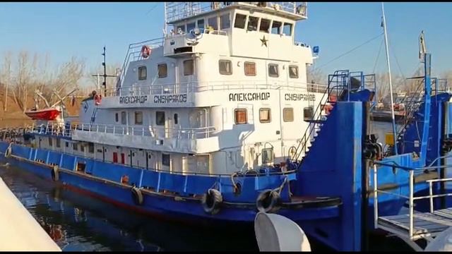 Буксир-толкач Александр Сибиряков швартуется в затоне Красноярска смотреть онлайн