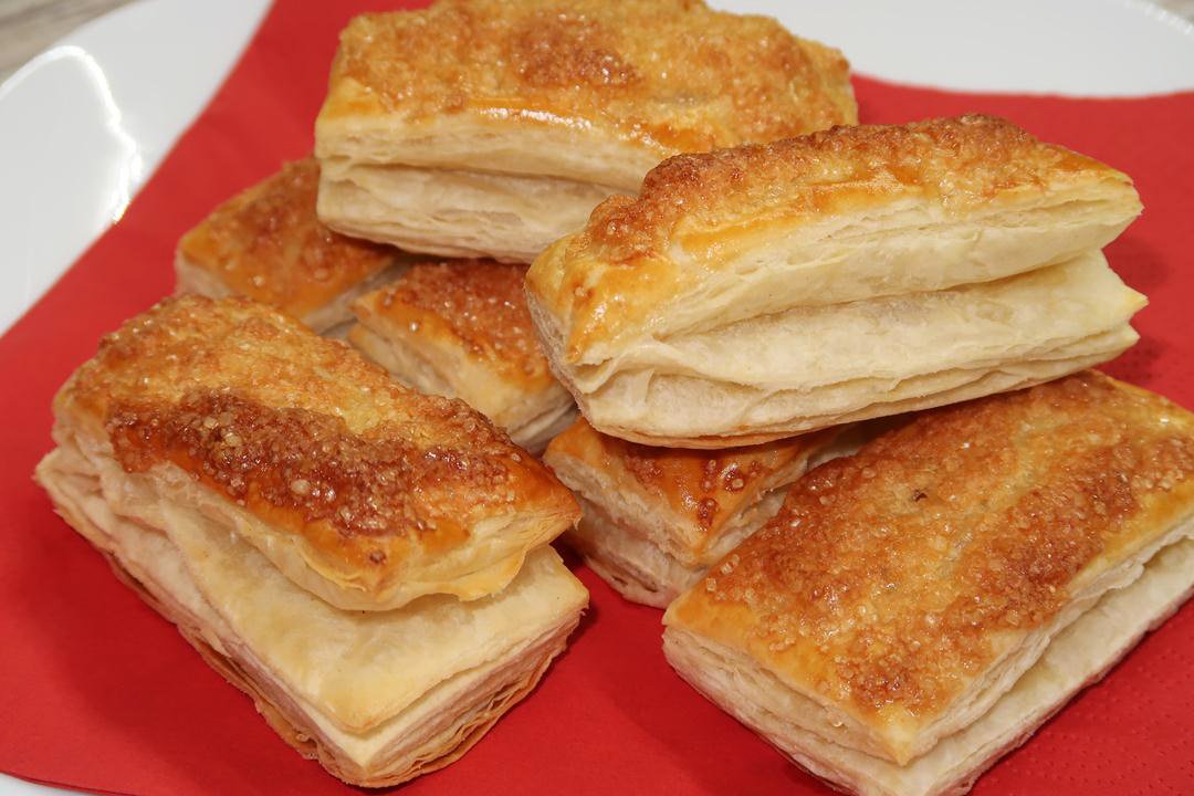 Язычки слоеные с сахаром. Слойки рецепт. Домашняя выпечка из слоеного теста смотреть онлайн