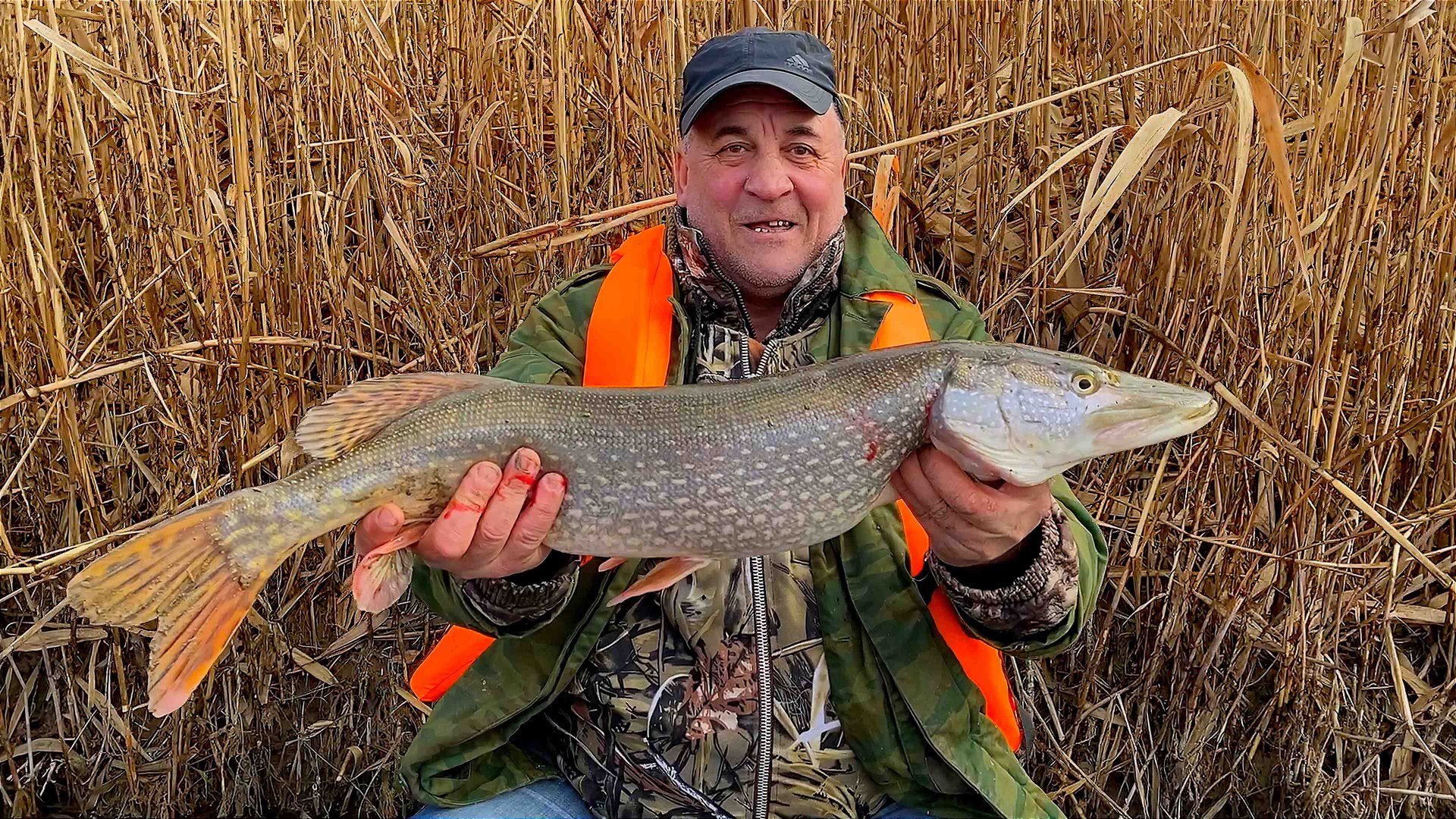 ОТЕЦ ПОКАЗАЛ КАК НАДО ЛОВИТЬ КРУПНУЮ ЩУКУ. Ловля щуки на воблеры в Астрахани. смотреть онлайн