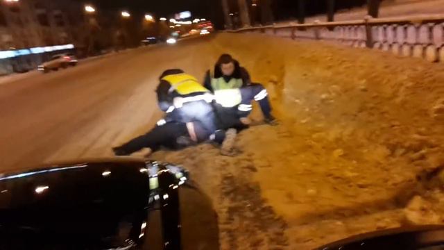 Полиция что-то делает с молодым человеком Екатеринбург Челюскинцев(3) смотреть онлайн