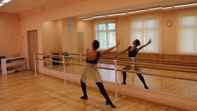 Разогрев у станка // Танцы народов мира // ЦДТ "Ново-Переделкино" смотреть онлайн