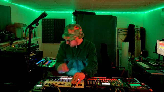 Down The Cellar #14 -- [weekly dawless jam with TR8S, MC707, MX1, Avalon Bassline, Octatrack] смотреть онлайн