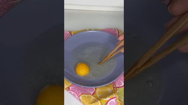 ЭКСПЕРИМЕНТАЛЬНАЯ КУХНЯ. Взбиваю яйцо палочками и ВОТ ЧТО ПОЛУЧИЛОСЬ. смотреть онлайн