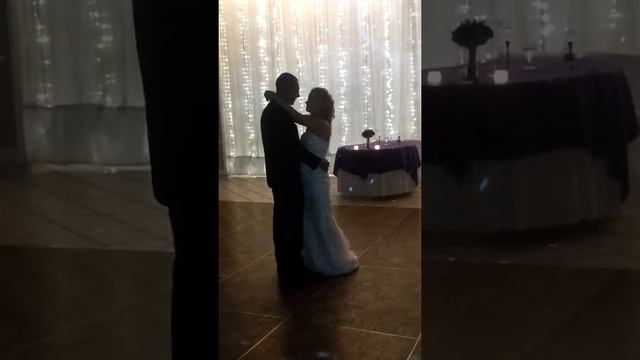 Dee Dee and Tim's first dance смотреть онлайн