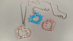 Украшения из бисера. Работы из бисера. Подвеска из бисера.