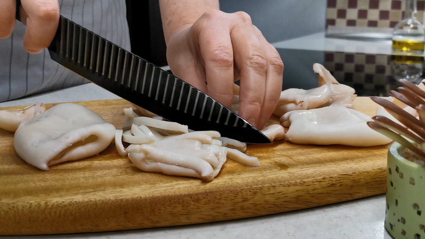 Салат с КАЛЬМАРАМИ покоряет с первой ложки! Шикарный РЕЦЕПТ, даже на праздничный стол нарасхват! смотреть онлайн