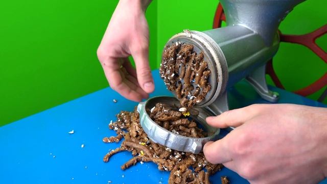 EXPERIMENT SNICKERS, TWIX, BOUNTY, KIT KAT, NUTS,LION vs MEAT GRINDER #34 смотреть онлайн