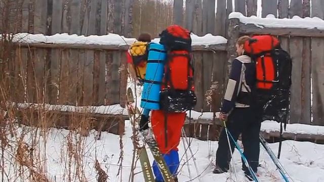 Наташа лезет в забор смотреть онлайн