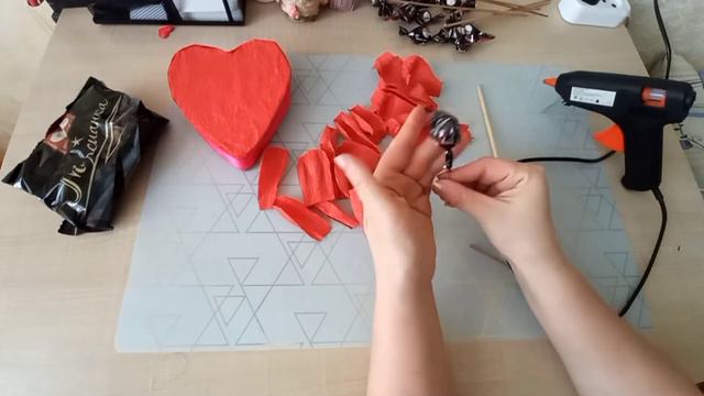 Конфетно-цветочное сердце на День влюблённых смотреть онлайн