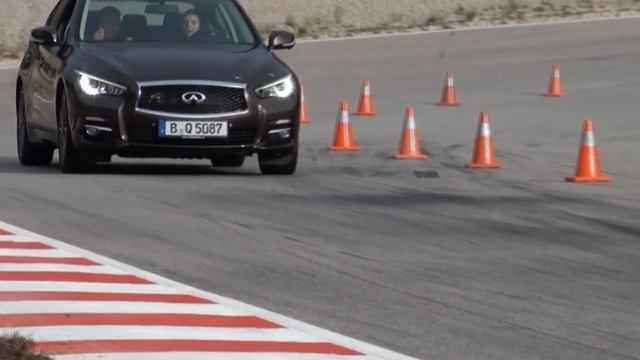 New Infiniti Q50 driving shots with automated lane assist - Autogefühl Autoblog смотреть онлайн