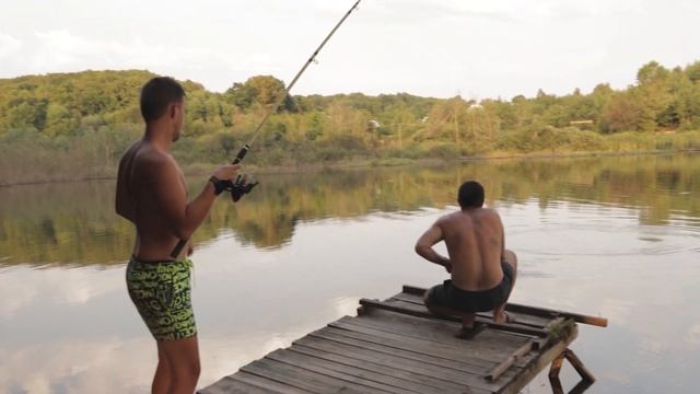 Борьба за КАРПА и АМУРА. Рыбалка на флэт летом. Как поймать карпа в жару смотреть онлайн