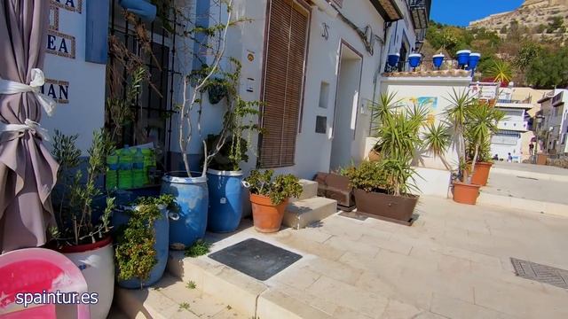 Самая красивая, старинная улица в Аликанте, в Испании Barrio Santa Cruz, под Санта Барбарой смотреть онлайн
