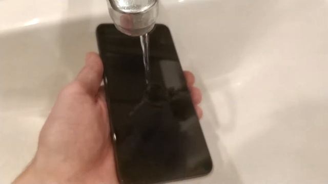 Топим Pocophone под краном - Тестируем Олеофобное покрытие