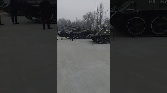 Прогулка по Парку Победы в Ташкенте. Люди запустили квадракоптер. смотреть онлайн