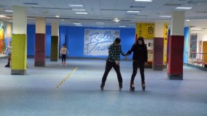 VLOG Никита учит Катю трюкам. Алиса катается на одной ноге