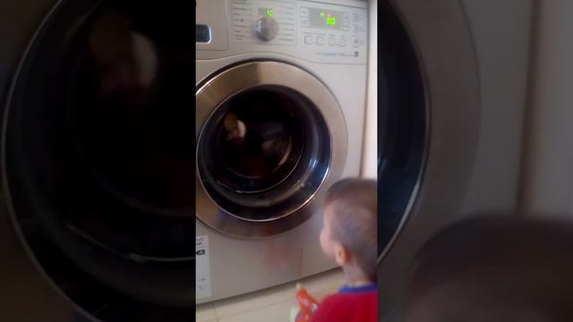 Федя смотрит как стирает машинка. смотреть онлайн