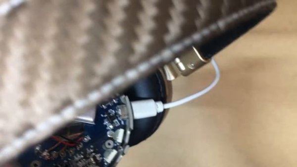 Блютуз наушники  с названием JBL. Не заряжаются.  Легко-ремонт)