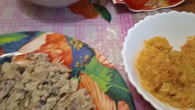 Салат - нежный с крабовыми палочками и рыбными консервами. смотреть онлайн