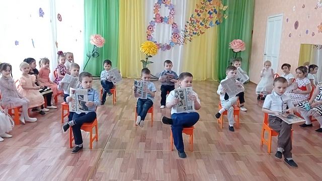 танец с газетами "Поздравление с 8 марта от мальчиков старшей группы" смотреть онлайн