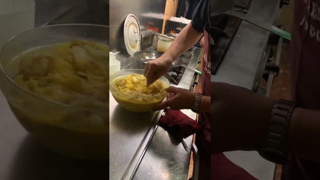 Making Tortilla at Bar Nestor in San Sebastian смотреть онлайн